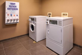 Holiday Inn Express & Suites Fairmont by IHG